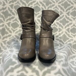Earth Women's Ankle Boots in Gray